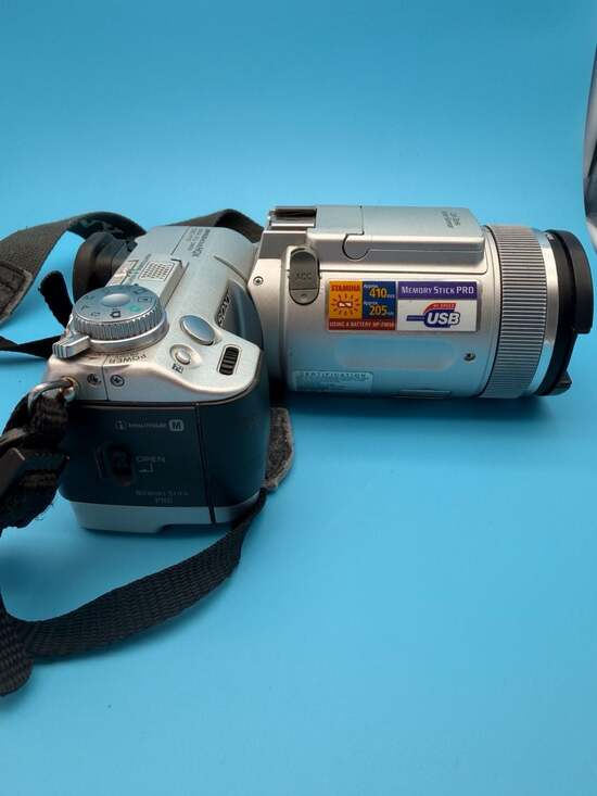 Sony Cyber-shot DSC-F717 MPEG Movie HQX Digital Still Camera 5.0MP Carl Zeiss Le